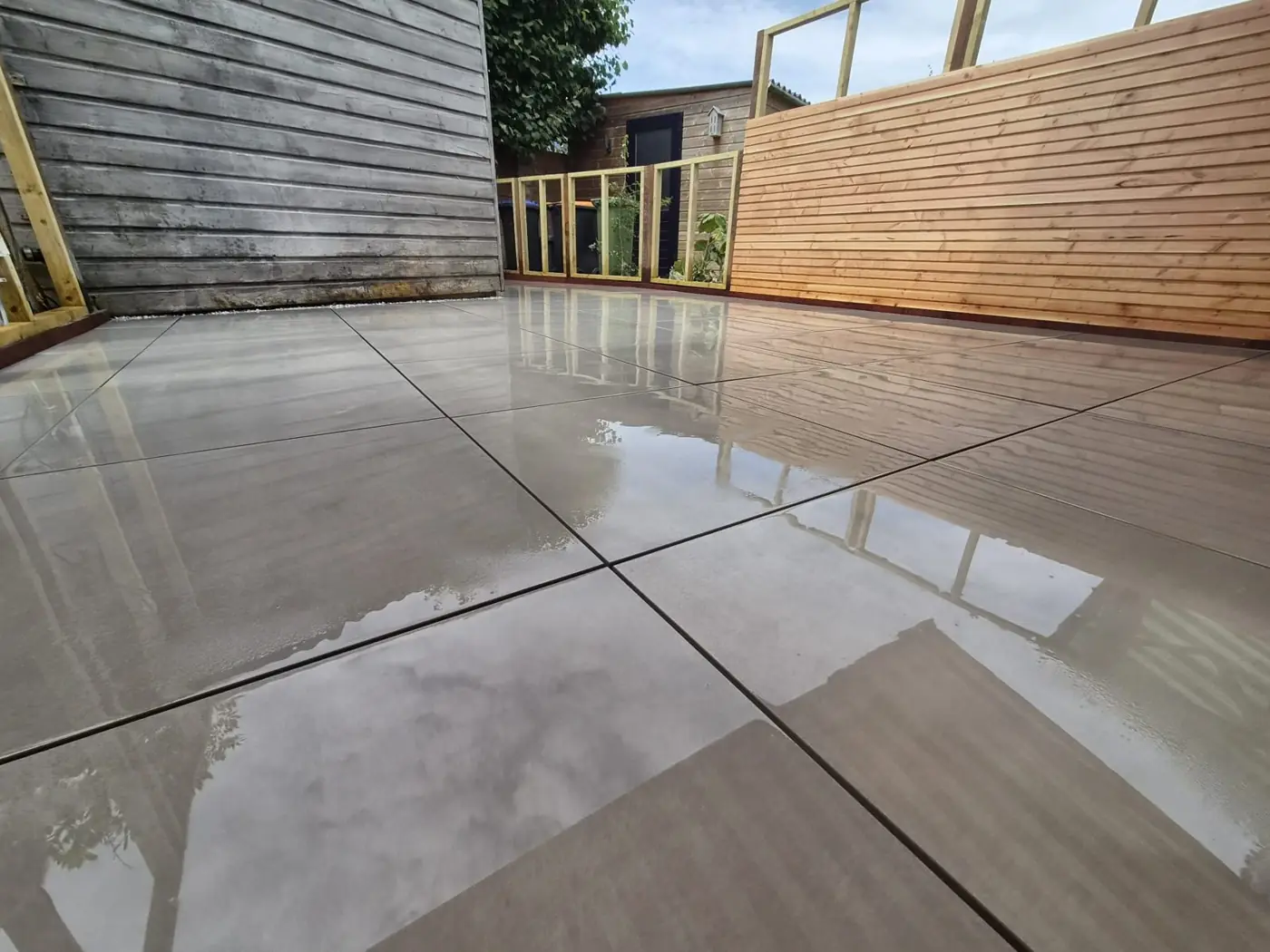 Terras met grote keramische tegels