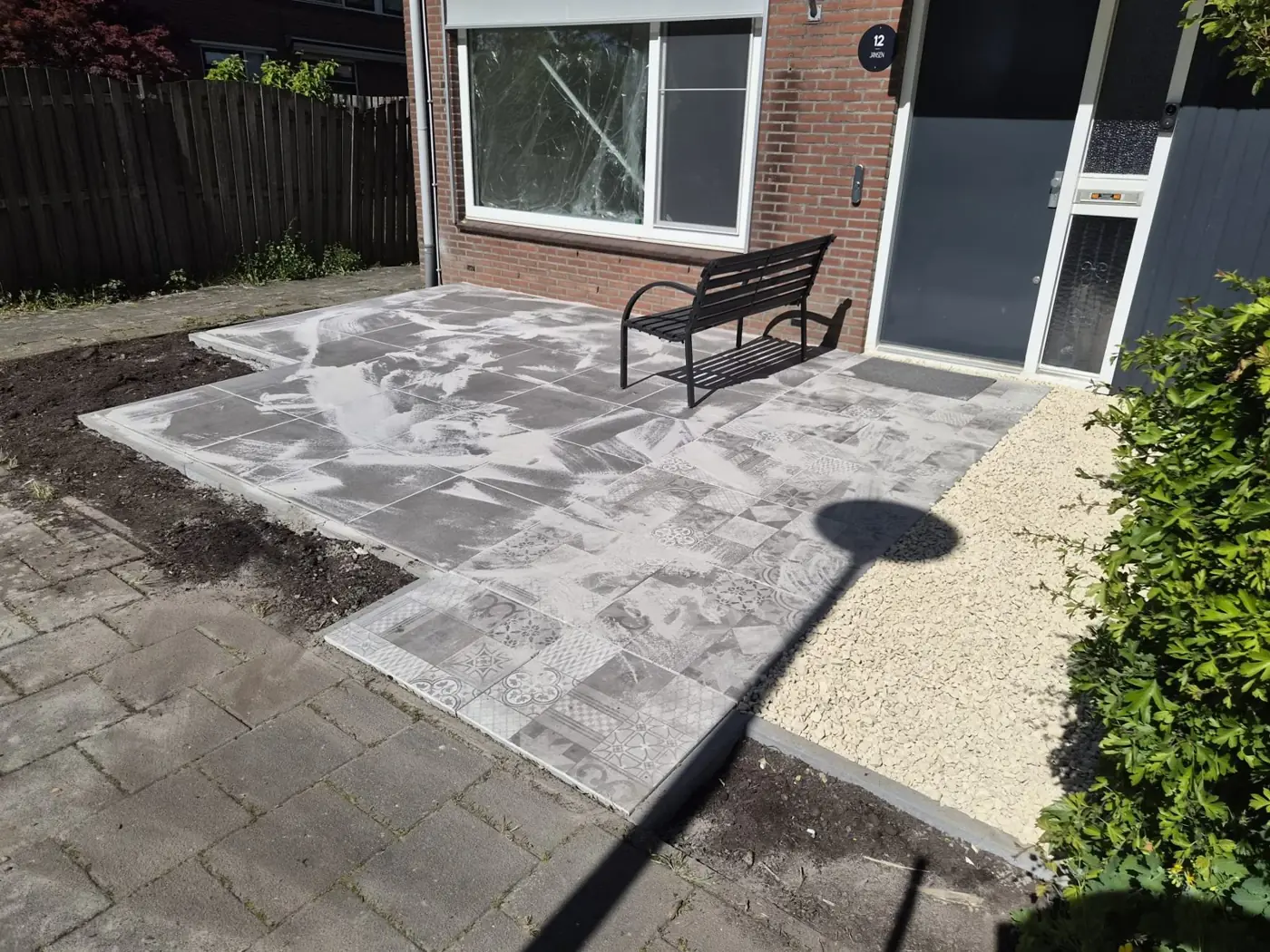 Voortuin opnieuw bestraat